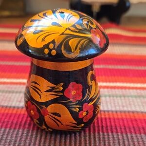 KHOKHLOM Russian Solid Wood Handmade/Painted Salt Shaker 2 5/8x1 7/8" Like New!